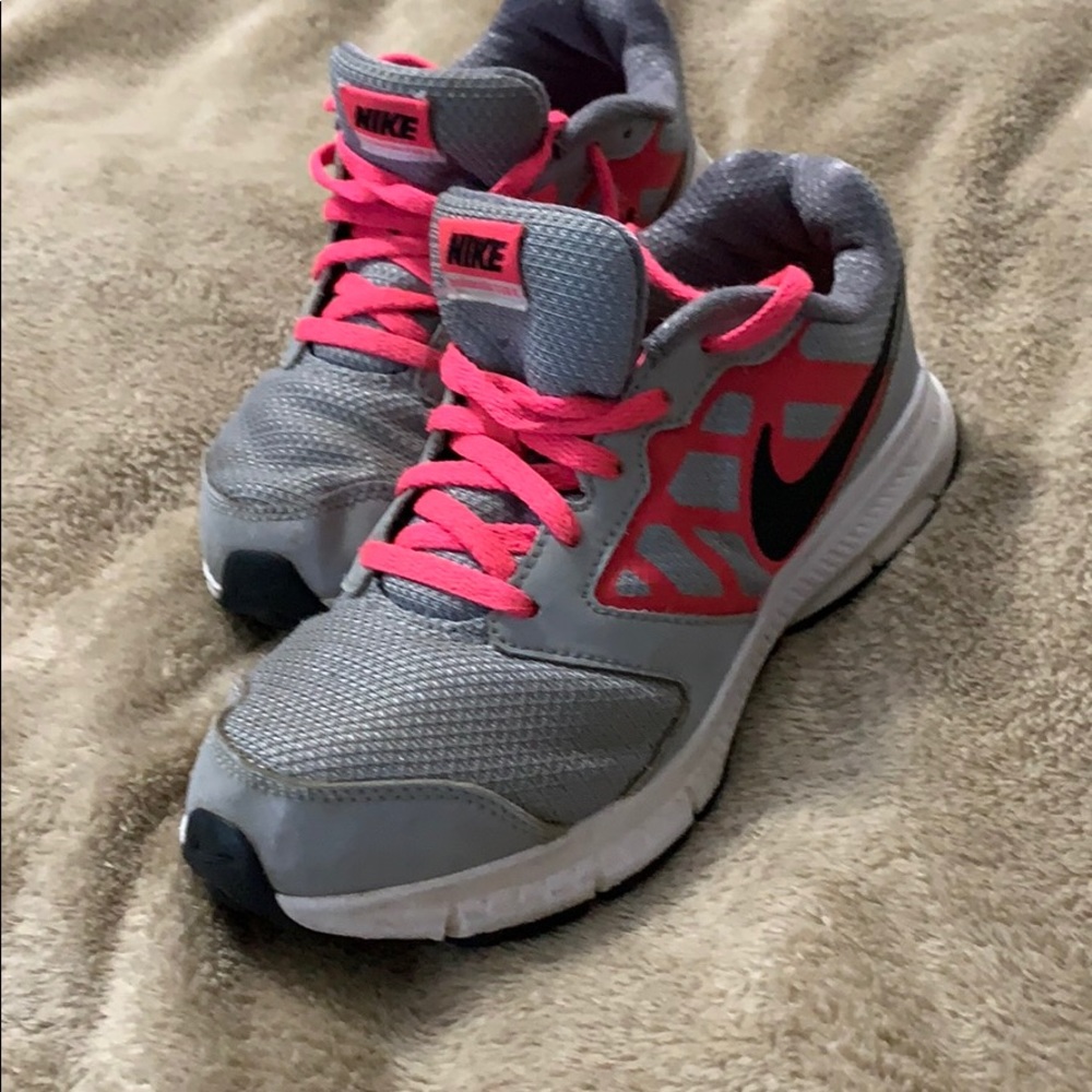 GIRLS NIKE SNEAKERS